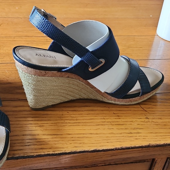 Sandals - Picture 2 of 4